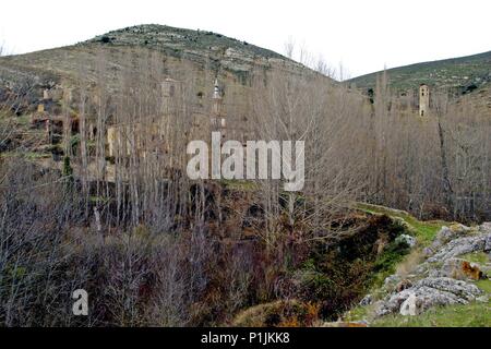 Yanguas: Vista del Puente Romano'' sobre río Cidacos, Iglesia de Santa María y Torre de San Miguel (ROMÁNICA). Stockfoto