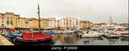 SAINT TROPEZ, Frankreich - MÄRZ 2016 - Kleiner Hafen voller Boote in der Stadt von Saint Tropez an der Französischen Riviera, Frankreich Stockfoto