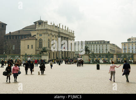 TURIN, Italien - MÄRZ 2016 - Menschen zu Fuß auf der Piazza Castello in Turin auf schönen und warmen Frühlingstag Stockfoto