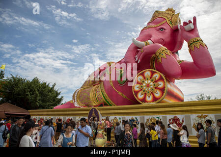 CHACHOENGSAO THAILAND - JUNI 10,2018: große Anzahl von Touristen fotografieren Vor rosa Ganesha Statue im Wat Saman rattanaram Populärste tra Stockfoto