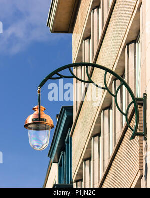 Straße Licht auf ein Gebäude in Brüssel, Belgien Stockfoto