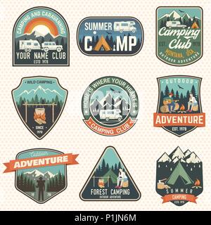 Satz von Camping und Caravaning club Abzeichen. Vektor. Konzept für Hemd oder Logo, Print, Stempel, Patch oder T-Stück. Vintage Typografie Design mit Lager Anhänger, Mann mit Gitarre, Wald und Berg Silhouette. Stock Vektor