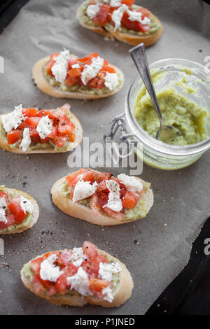 Italienische Bruschetta mit Fichte sprießen, Pesto, Tomaten und Mozzarella Stockfoto