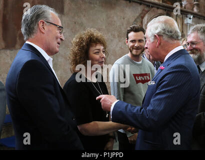Der Prinz von Wales schüttelt Hände mit Sinn Fein MLA Caral Ni Chuilin als ihr Kollege Gerry Kelly (links) schaut in Carlisle Gedächtniskirche in Belfast, wo Charles ist es, die Einrichtungen, die bei der Regeneration des Gebäudes als ein permanentes Zuhause für die Ulster Orchestra beteiligt. Bild Datum: Dienstag, 12. Juni 2018. Siehe PA Geschichte ROYAL Charles. Photo Credit: Brian Gesetzlosen/PA-Kabel Stockfoto
