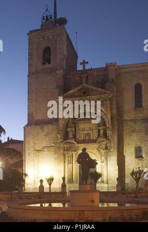 Roa; fachada de Iglesia de Santa María/Plaza Mayor. Stockfoto