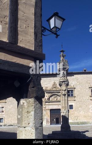 Penarenda de Duero; Plaza Mayor con Casas, Rollo jurisdiccional y Palacio de Zuñiga/Avellaneda. Stockfoto