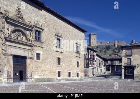 Penarenda de Duero, Plaza Mayor, Palacio de Zuñiga/Avellaneda, Casas y Castillo mittelalterliche. Stockfoto