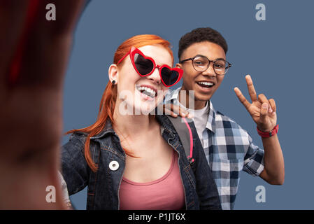 Fröhliche glückliche Frau, eine selfie Stockfoto