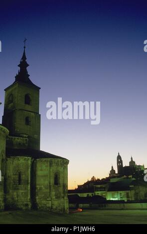 Iglesia de San Millán/Kirche (romanischen); Kathedrale auf der Rückseite. Stockfoto