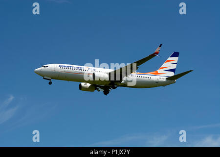 Smartwings Boeing 737-800 nähert sich der Flughafen Birmingham, UK (OK - Tvv) Stockfoto