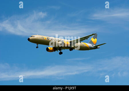 Thomas Cook Airbus A 321-211 in Cooks Club livery nähert sich der Flughafen Birmingham, UK (G-TCDV) Stockfoto