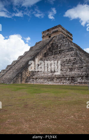 Majestätische Ruinen in Chichen Itza, Mexiko Chichen Itza ist ein Komplex von Ruinen der Maya. Eine massive Stufenpyramide, bekannt als El Castillo oder Tempel des Kukulcan, tun Stockfoto