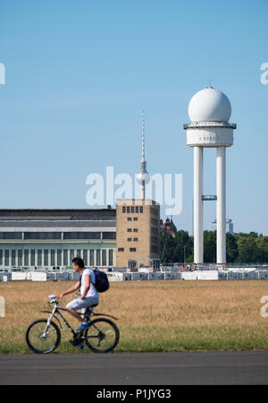 Radfahrer auf Start- und Landebahn am ehemaligen Flughafen Tempelhof nun öffentlichen Park in Kreuzberg, Berlin, Deutschland Stockfoto