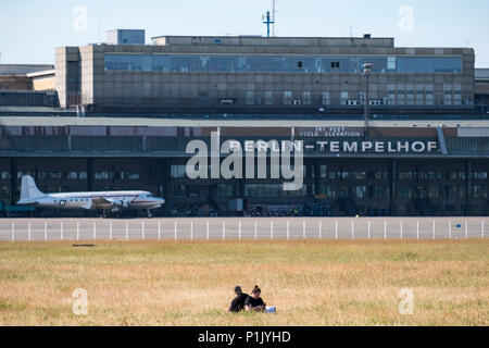 Paar Picknick am ehemaligen Flughafen Tempelhof nun öffentlichen Park in Kreuzberg, Berlin, Deutschland Stockfoto
