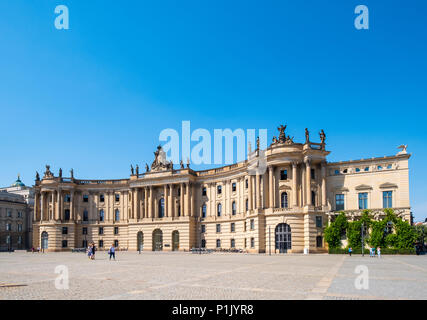 Blick auf die Juristische Fakultät der Humboldt Universität zu Babelplatz in Mitte, Berlin, Deutschland. Stockfoto