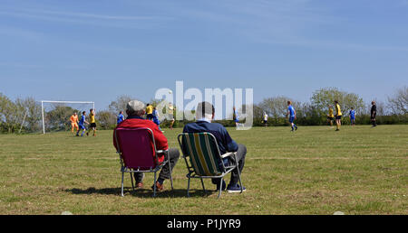 Zwei alte Männer gerade ein Fußballspiel in St Austell, Cornwall. Stockfoto