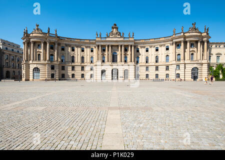 Blick auf die Juristische Fakultät der Humboldt Universität zu Babelplatz in Mitte, Berlin, Deutschland. Stockfoto