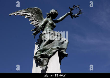 Ein Engel hält eine Lorbeerkrone für eine unsichtbare, Empfänger und der Friedhof von Recoleta in Buenos Aires, Argentinien. Stockfoto