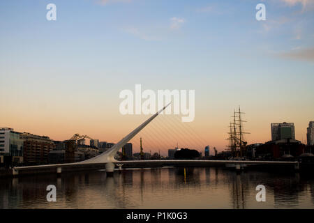 Die Puente de La Mujer Fußgängerbrücke in Puerto Madero in Buenos Aires, Argentinien in der Abenddämmerung. Stockfoto