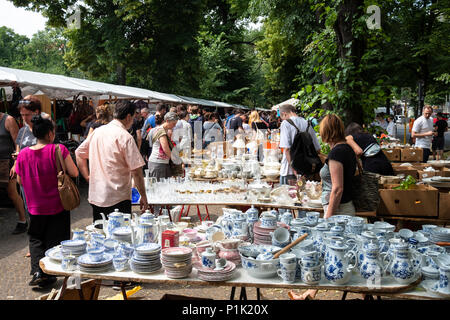 Geht im ereignisreichen Wochenende Flohmarkt im Boxhagener Platz in Friedrichshain, Berlin, Deutschland Stockfoto