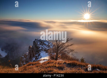 Über den Wolken im Winter - Berge bei Sonnenuntergang landcape, Slowakei Stockfoto