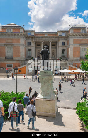 Madrid Prado außen, Ansicht von der Rückseite der Statue von Goya, die Puerta de Goya Alta - ein Haupteingang zum Prado Museum in Madrid bietet. Stockfoto