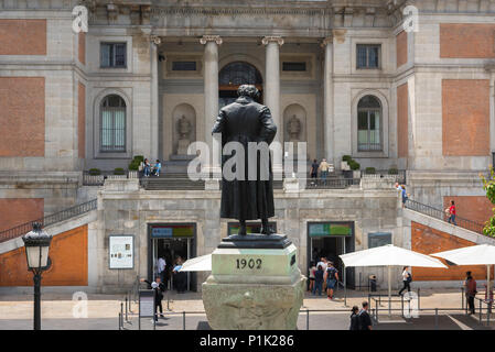 Prado Madrid, Blick im Sommer auf die Rückseite der Statue von Goya mit Blick auf die Puerta de Goya Alta - ein Haupteingang zum Prado Museum in Madrid. Stockfoto