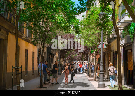 Madrid Huertas Straße, Blick im Sommer auf eine typische baumgesäumte Straße im historischen Huertas Viertel von Madrid, Spanien. Stockfoto
