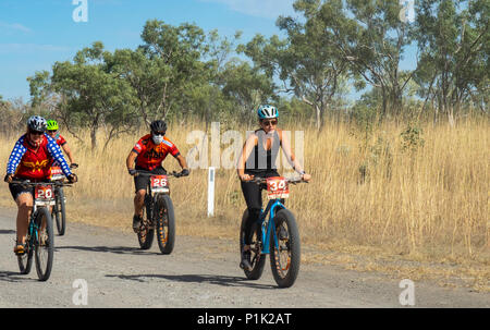 Gibb Herausforderung 2018 Radfahrer in Jersey und Bib reiten Mountainbike und fatbike auf dirt road Gibb River Road Kimberley WA Australien. Stockfoto