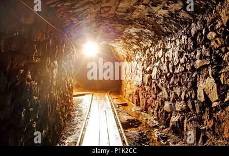 Dunklen unterirdischen Tunnel in einer alten Mine Stockfoto