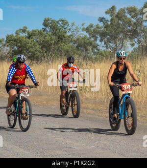 Gibb Herausforderung 2018 Radfahrer in Jersey und Bib reiten Mountainbike und fatbike auf dirt road Gibb River Road Kimberley WA Australien. Stockfoto