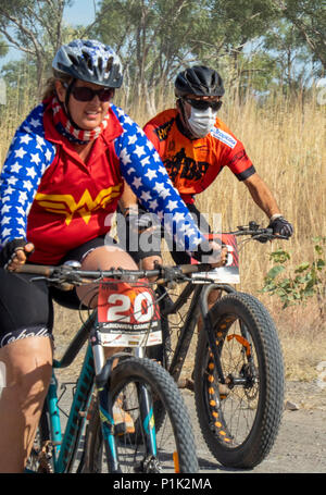 Gibb Herausforderung 2018 Radfahrer in Jersey und Bib reiten Mountainbike und fatbike auf dirt road Gibb River Road Kimberley WA Australien. Stockfoto