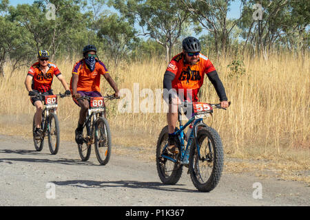 Gibb Herausforderung 2018 Radfahrer in Jersey und Bib reiten Mountainbike und fatbike auf dirt road Gibb River Road Kimberley WA Australien. Stockfoto