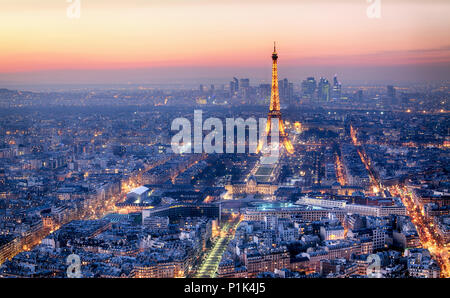 PARIS - Februar 3: Eiffelturm bei Nacht am 3. Februar 2015 in Paris. Nacht in Paris mit Eiffelturm, die meistbesuchte Sehenswürdigkeit von Frankreich mit 200.000 Stockfoto