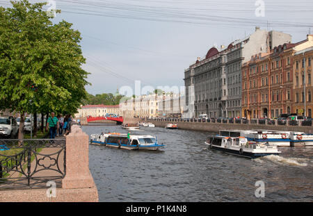 SAINT-Petersburg, Russland - Juni 11, 2018: Die Menschen in den Ausflugsschiffen schwimmt auf moyka River in der Nähe der Roten Brücke im Zentrum der Stadt Stockfoto