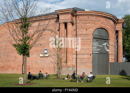 SAINT-Petersburg, Russland - 11. JUNI 2018: New Holland Insel. Menschen Ruhe auf dem Gras. Stockfoto