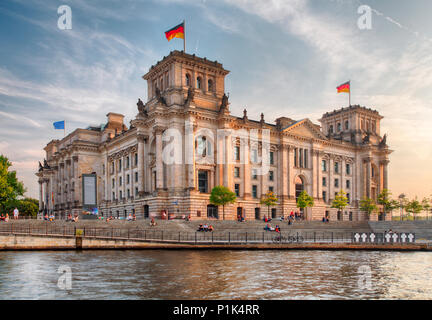 Das Reichstagsgebäude in Berlin: Bundestag Stockfoto
