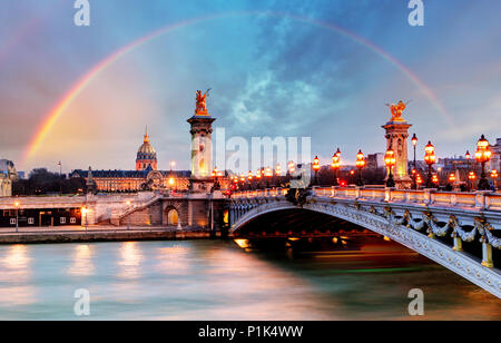 Regenbogen über Alexandre III Bridge, Paris, Frankreich Stockfoto