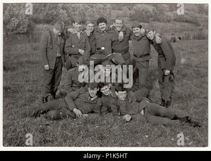 DIE TSCHECHOSLOWAKISCHE SOZIALISTISCHE REPUBLIK - UM 1970s: Ein Vintage-Foto zeigt, wie Soldaten im Freien posieren. Schwarz-Weiß-Antiquitätenfoto. 1970s. Stockfoto