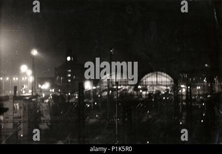 PRAG, DIE TSCHECHOSLOWAKISCHE SOZIALISTISCHE REPUBLIK - UM 1980: Vintage-Foto zeigt Nachtansicht auf dem Prager Hauptbahnhof. Schwarz-Weiß antiken Foto.1980s Stockfoto