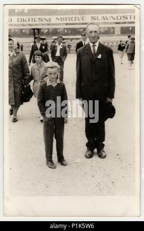 DIE TSCHECHOSLOWAKISCHE SOZIALISTISCHE REPUBLIK - UM 1960s: Vintage-Foto zeigt Vater und Sohn posieren bei der sozialistischen Feier. Schwarz-Weiß-Antiquitätenfoto. 1960s Stockfoto