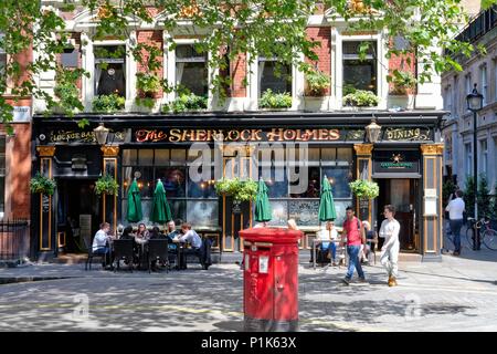 Äußere des berühmten Sherlock Holmes Pub in der Northumberland Street, Westminster London England Großbritannien Stockfoto