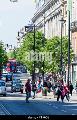 Geschäftige Oxford Street im Londoner West End an einem heißen Sommertag England Großbritannien Stockfoto