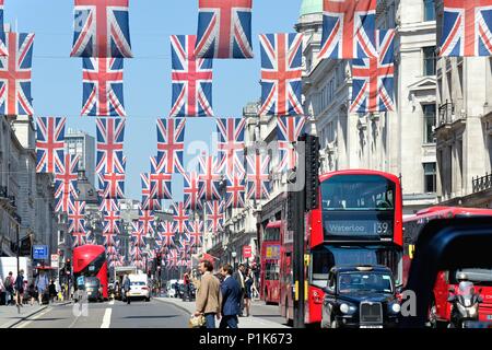 Central London mit Union Jack Flaggen dekoriert die königliche Hochzeit im Mai 2018 von Prinz Harry und Megan Markle, England Großbritannien zu feiern. Stockfoto