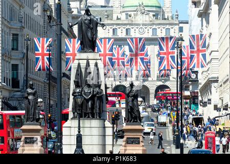 Central London mit Union Jack Flaggen dekoriert die königliche Hochzeit im Mai 2018 von Prinz Harry und Megan Markle, England Großbritannien zu feiern. Stockfoto