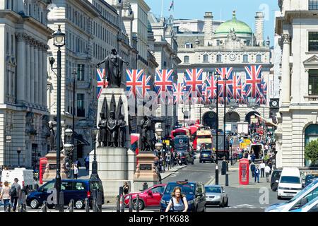 Central London mit Union Jack Flaggen dekoriert die königliche Hochzeit im Mai 2018 von Prinz Harry und Megan Markle, England Großbritannien zu feiern. Stockfoto