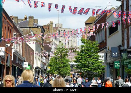 Peascod Straße mit Union Jack Fahnen und der runde Turm von Schloss Windsor im Hintergrund England Großbritannien eingerichtet Stockfoto