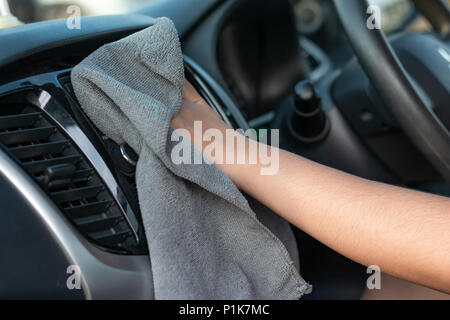 Hände von Frau mit Microfaser-qualität bis Interieur der SUV-Auto zu reinigen Stockfoto