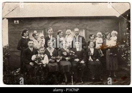 DEUTSCHLAND - UM 1940s: Vintage-Foto zeigt eine große Familie posiert hinter dem Haus. Schwarze & weiße antike Fotografie. 1940s. Stockfoto