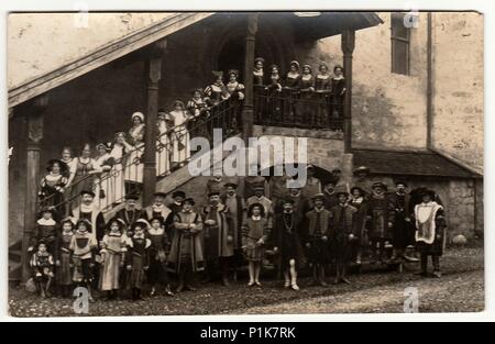 DIE TSCHECHOSLOWAKISCHE SOZIALISTISCHE REPUBLIK - UM 1950s: Vintage-Foto zeigt eine große Gruppe von Menschen (Schauspieler und Schauspielerinnen) in historischen Kostümen. Sie stehen im Burghof. 1950s Stockfoto